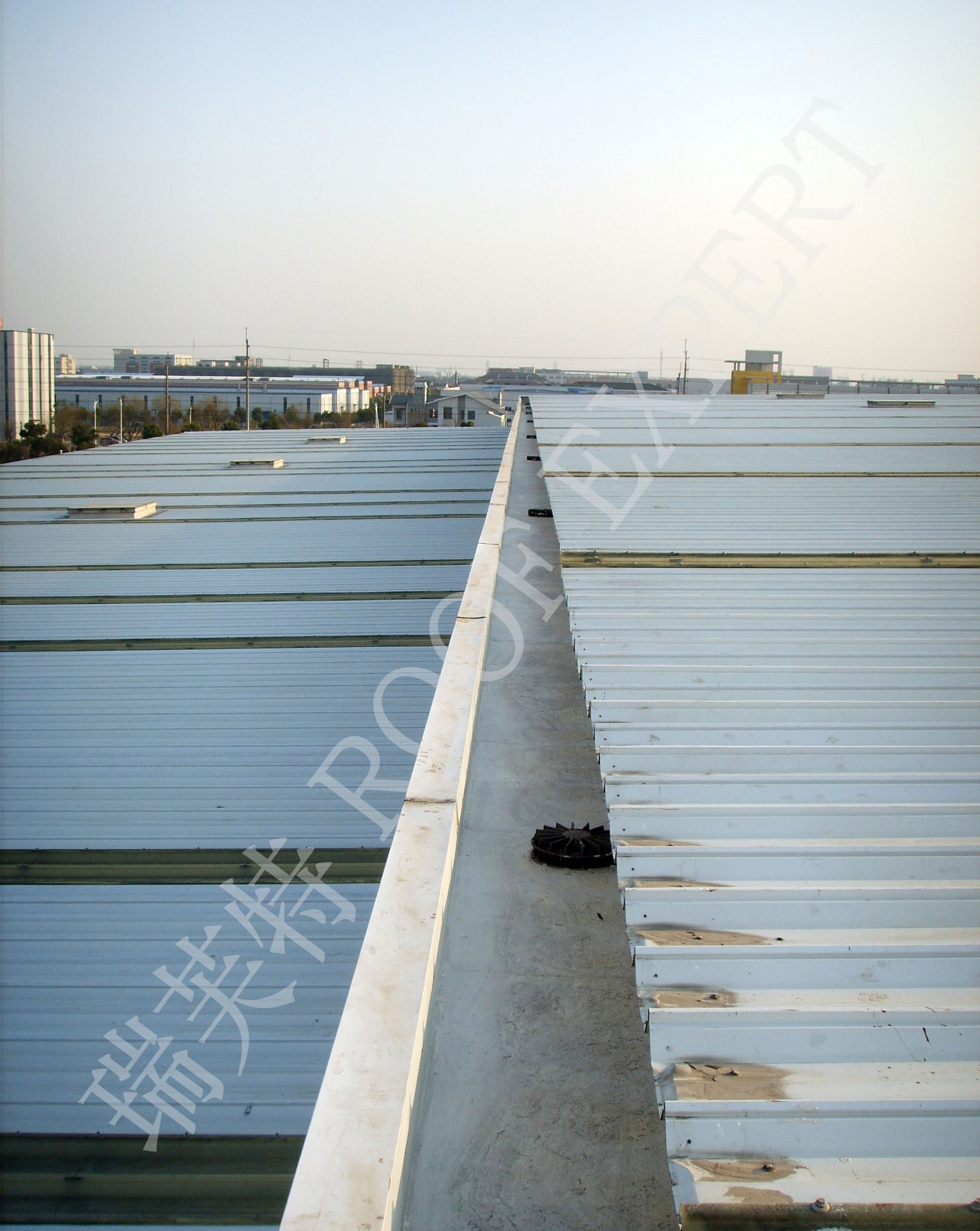 浅析轻钢厂房金属屋面防水维修工程